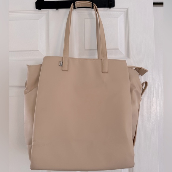 Béis The Commuter Tote in Beige - Picture 2 of 5